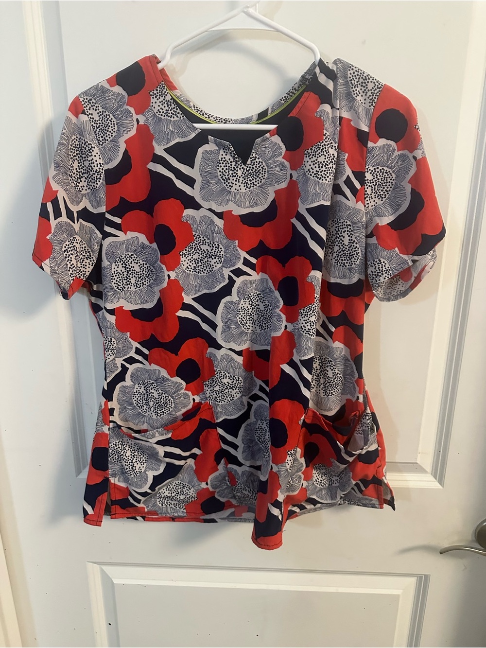 Women’s Red Floral Short Sleeve acrub Top